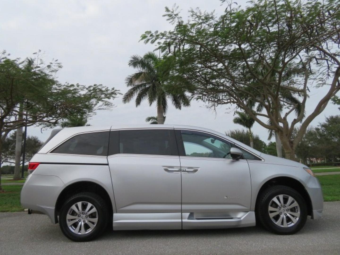 2014 Silver /GRAY Honda Odyssey EX-L (5FNRL5H68EB) with an 3.5L V6 SOHC 24V engine, 6-Speed Automatic transmission, located at 4301 Oak Circle #19, Boca Raton, FL, 33431, (954) 561-2499, 26.388861, -80.084038 - You are looking at Gorgeous Low Mileage 2014 Honda Odyssey EX-L Braunability Freedom Van Handicap Van Wheelchair Van Conversion Van with 25K Original Miles, Power Side Entry Ramp with Kneeling Van Function, Passenger Side Quick Lock System (same as ez lock), Quick Release Front Seats, Tie Down Syste - Photo#6